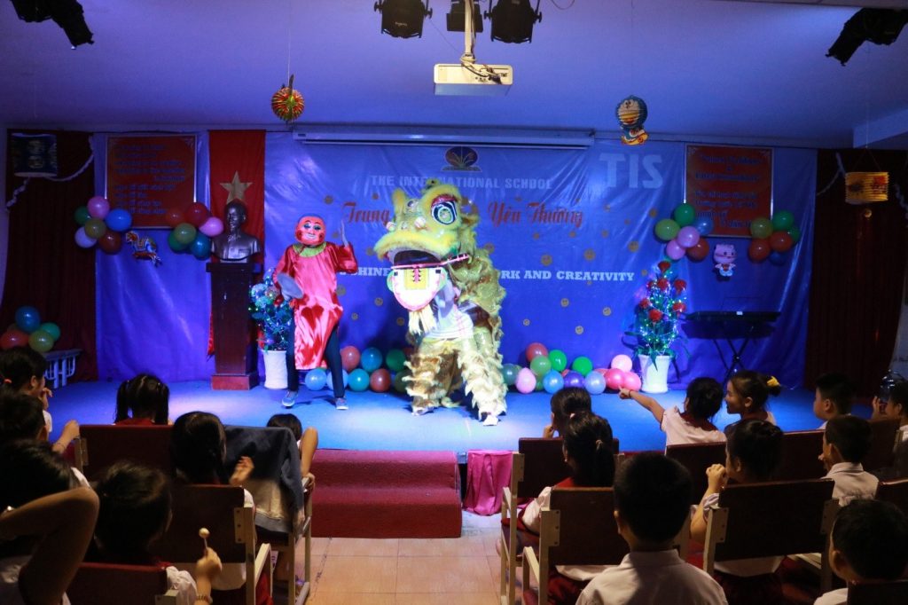 soi-dong-vui-hoi-trang-ram-cung-tis-2