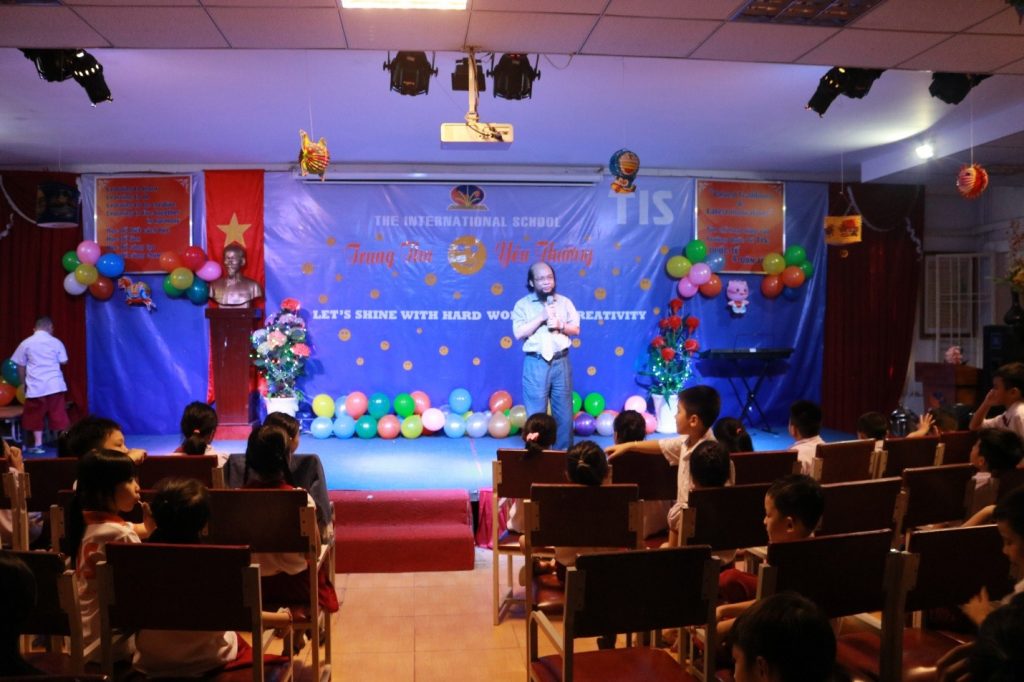 soi-dong-vui-hoi-trang-ram-cung-tis-3