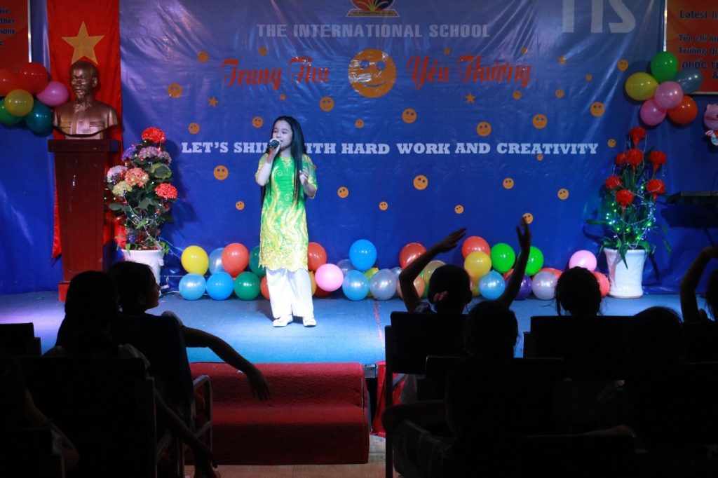 soi-dong-vui-hoi-trang-ram-cung-tis-6
