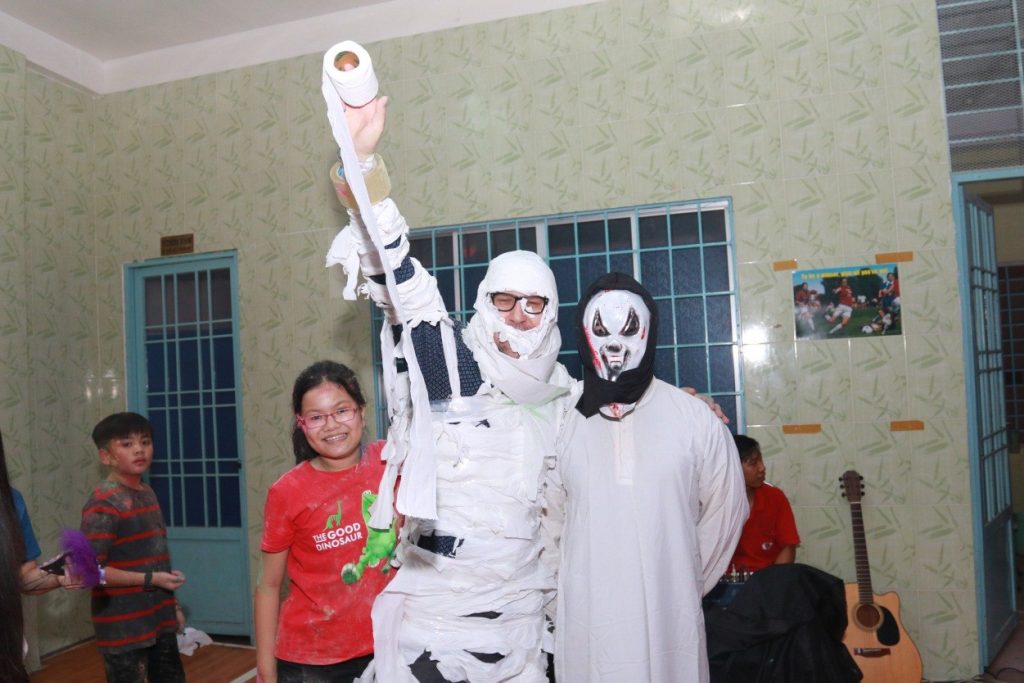 tung-bung-dem-halloween-o-truong-quoc-te-tis-11