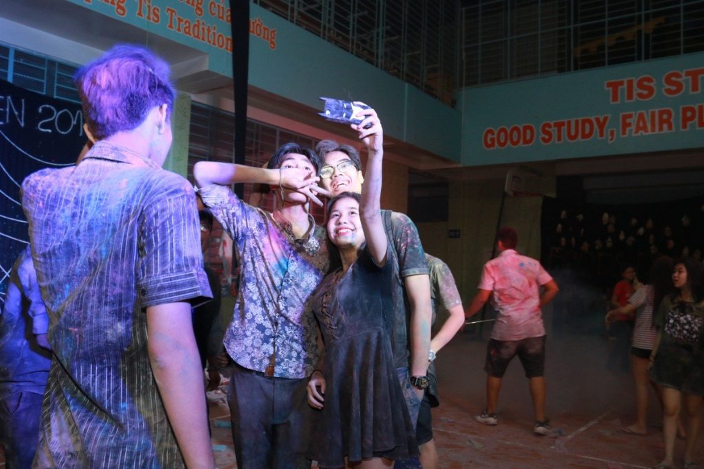 tung-bung-dem-halloween-o-truong-quoc-te-tis-12