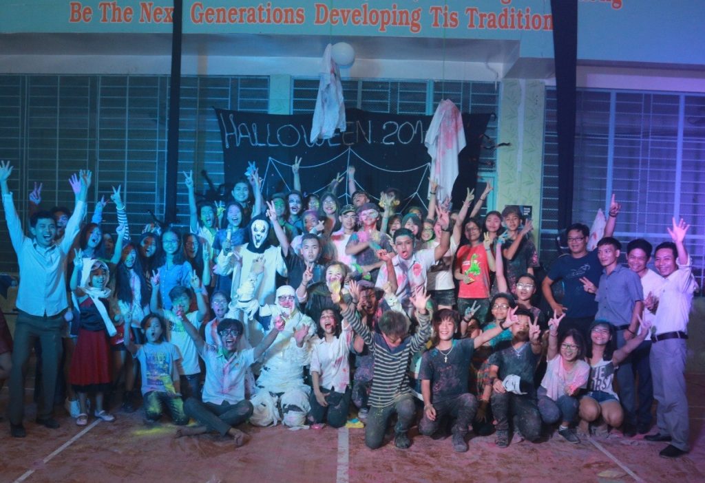 tung-bung-dem-halloween-o-truong-quoc-te-tis-13