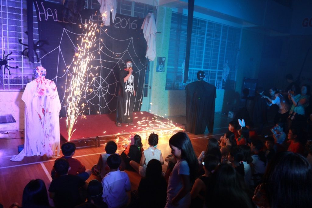 tung-bung-dem-halloween-o-truong-quoc-te-tis-6