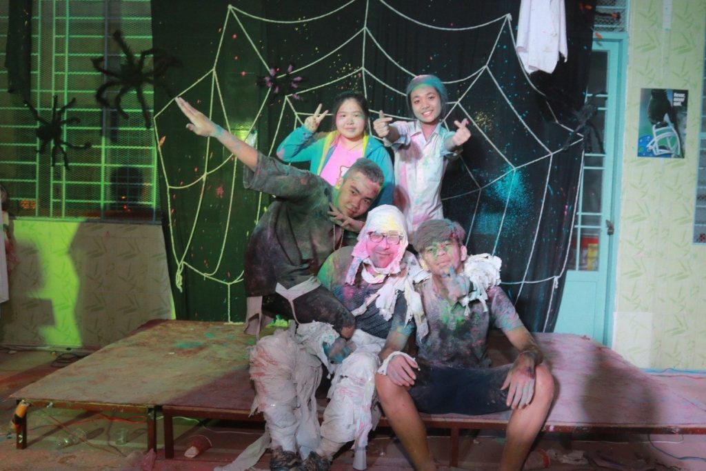 tung-bung-dem-halloween-o-truong-quoc-te-tis-8