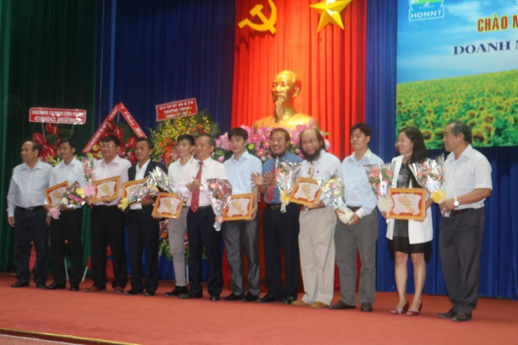 ts-le-duc-anh-hieu-truong-truong-tis-nhan-bang-khen-va-phat-bieu-trong-chuong-trinh-1