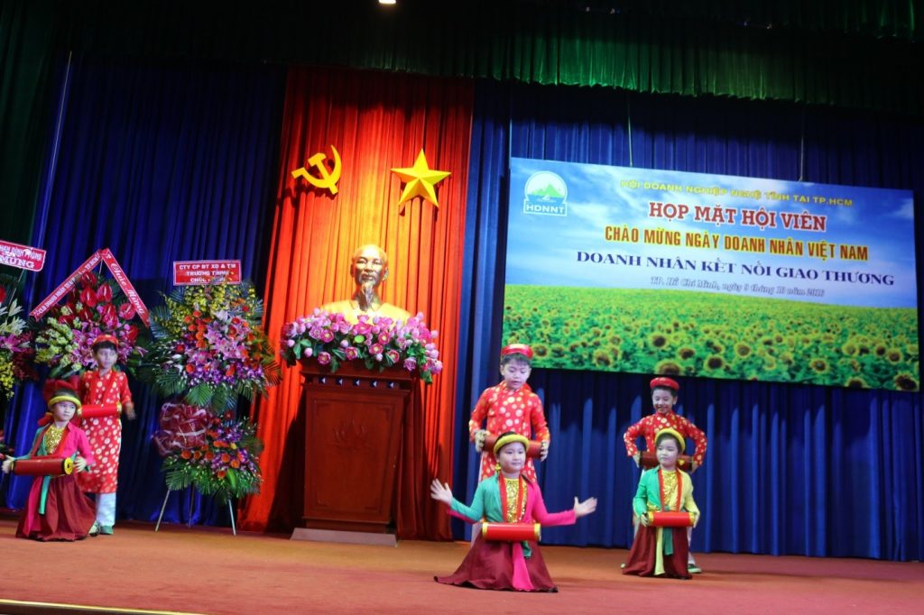 ts-le-duc-anh-hieu-truong-truong-tis-nhan-bang-khen-va-phat-bieu-trong-chuong-trinh-3