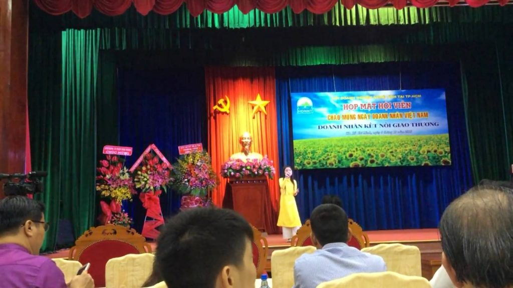 ts-le-duc-anh-hieu-truong-truong-tis-nhan-bang-khen-va-phat-bieu-trong-chuong-trinh-4