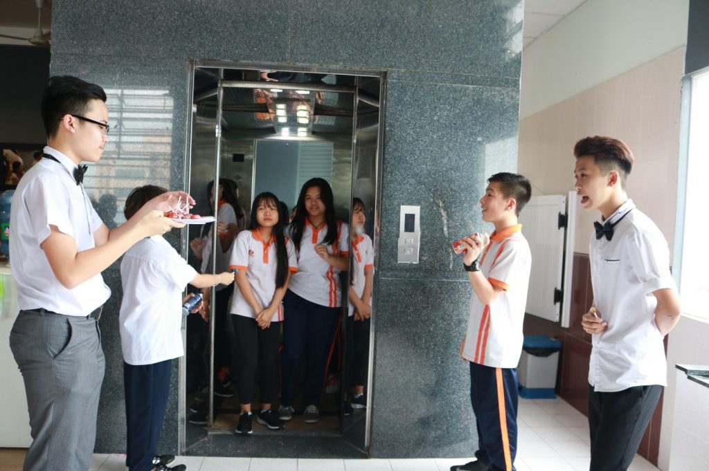 Cùng nam sinh chào đón những bông hoa TIS