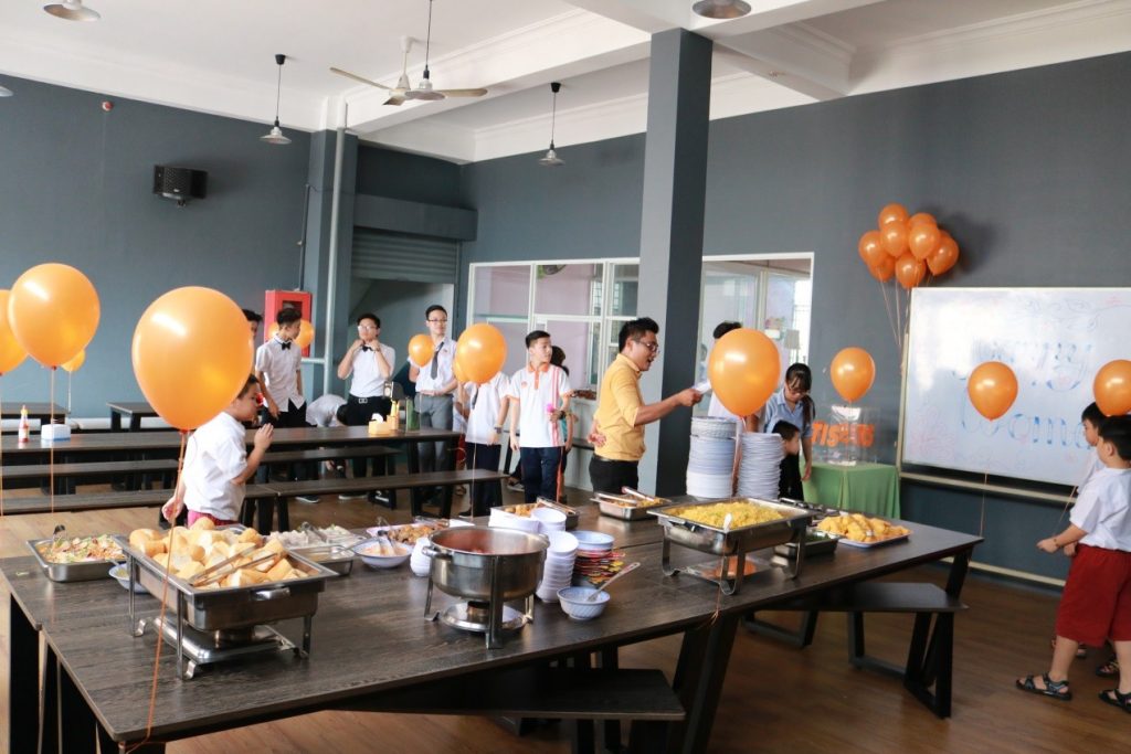 Các bạn nam sinh trang trí và chuẩn bị cho ngày hội