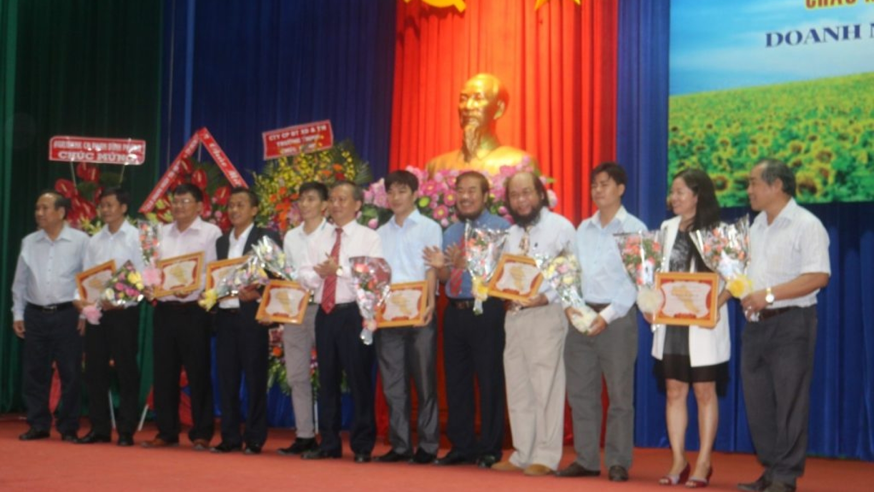 ts-le-duc-anh-hieu-truong-truong-tis-nhan-bang-khen-va-phat-bieu-trong-chuong-trinh-1