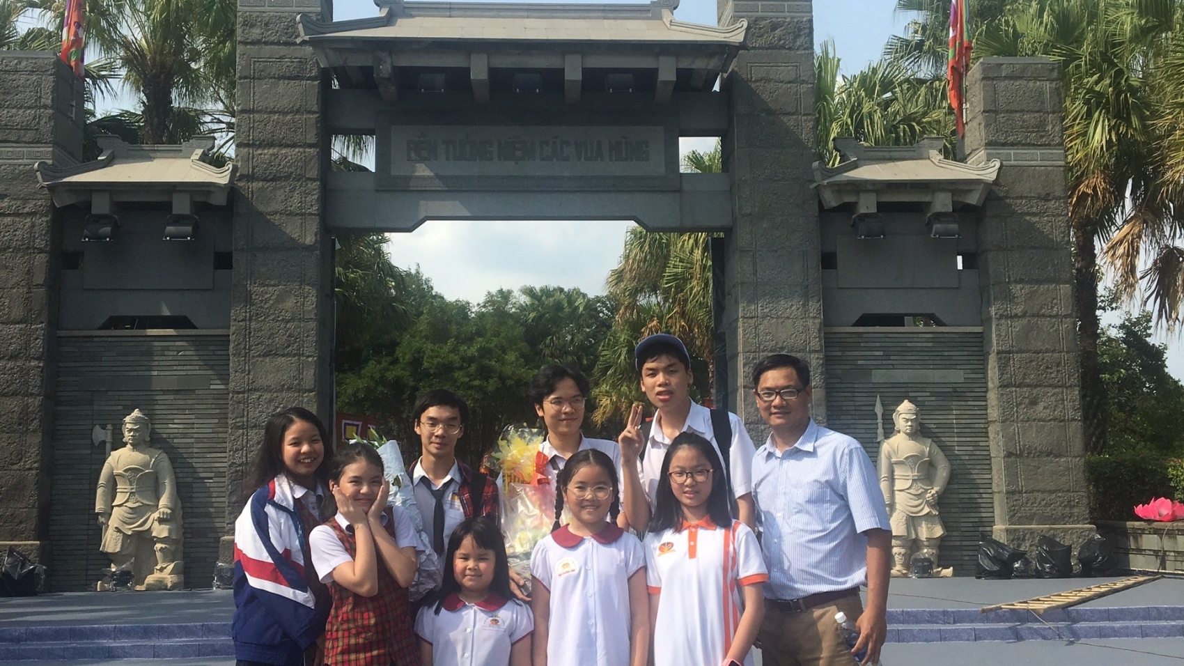 TIS-ers viếng thăm Vua Hùng