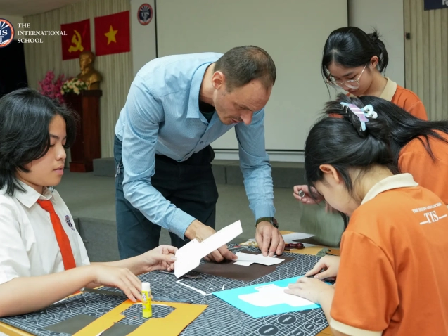 lớp e.e leather